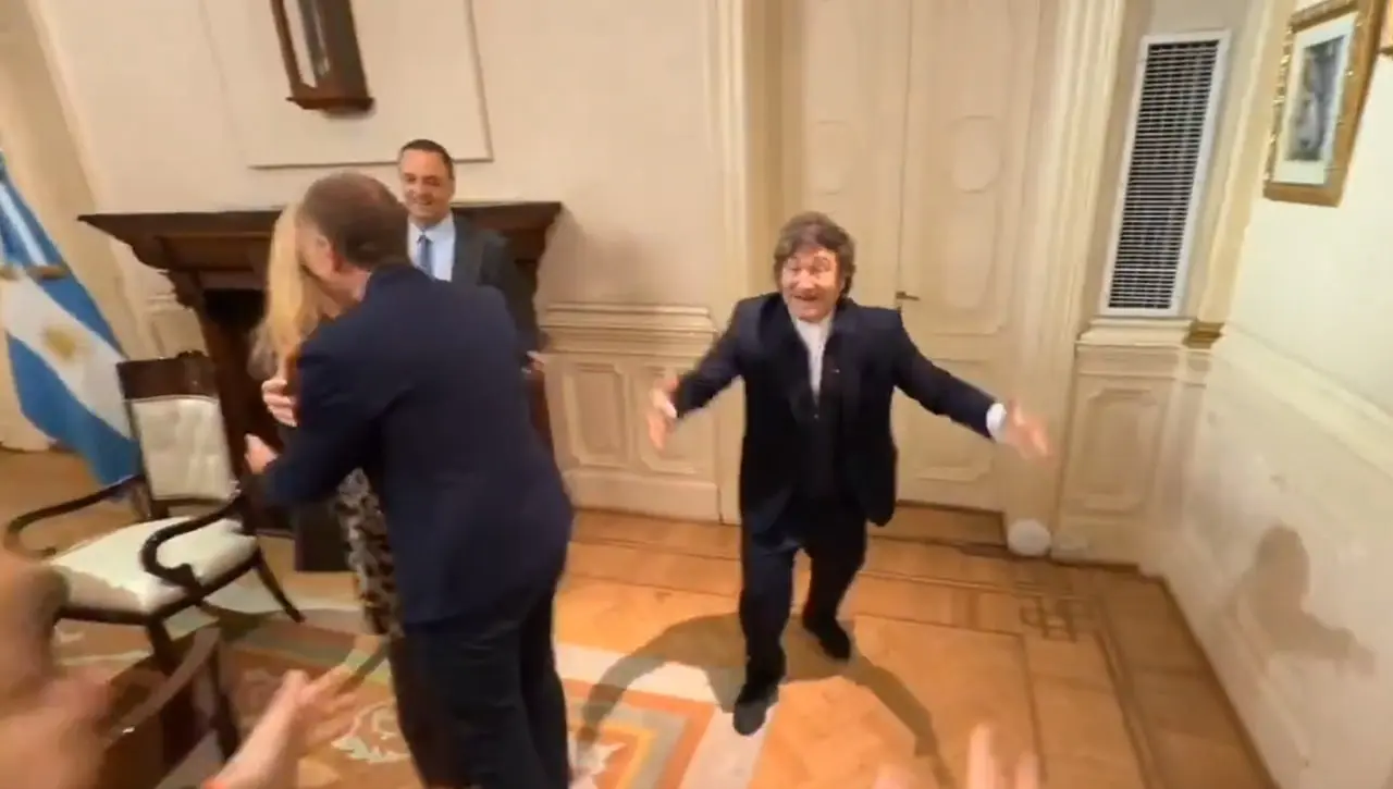 Eufórico saludo entre Milei y ministros