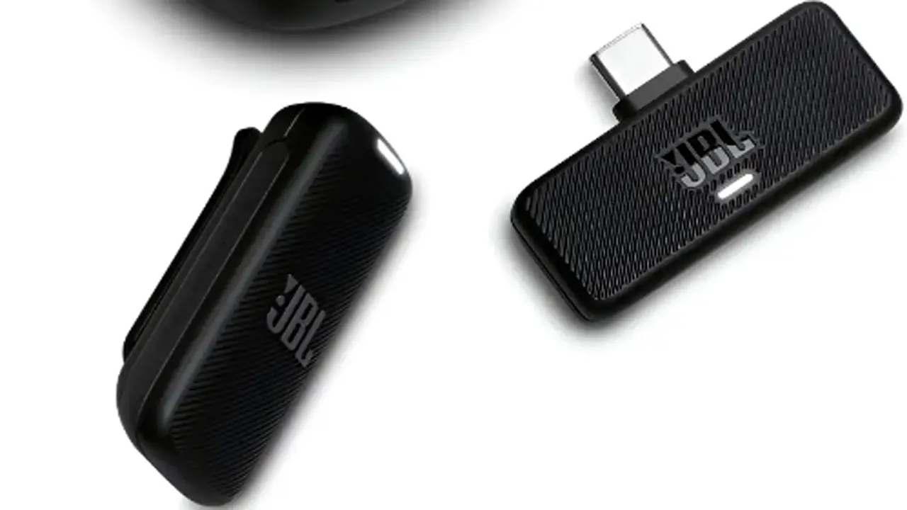 A la izquierda, el micrófono inalámbrico; a la derecha, el conector Bluetooth.
