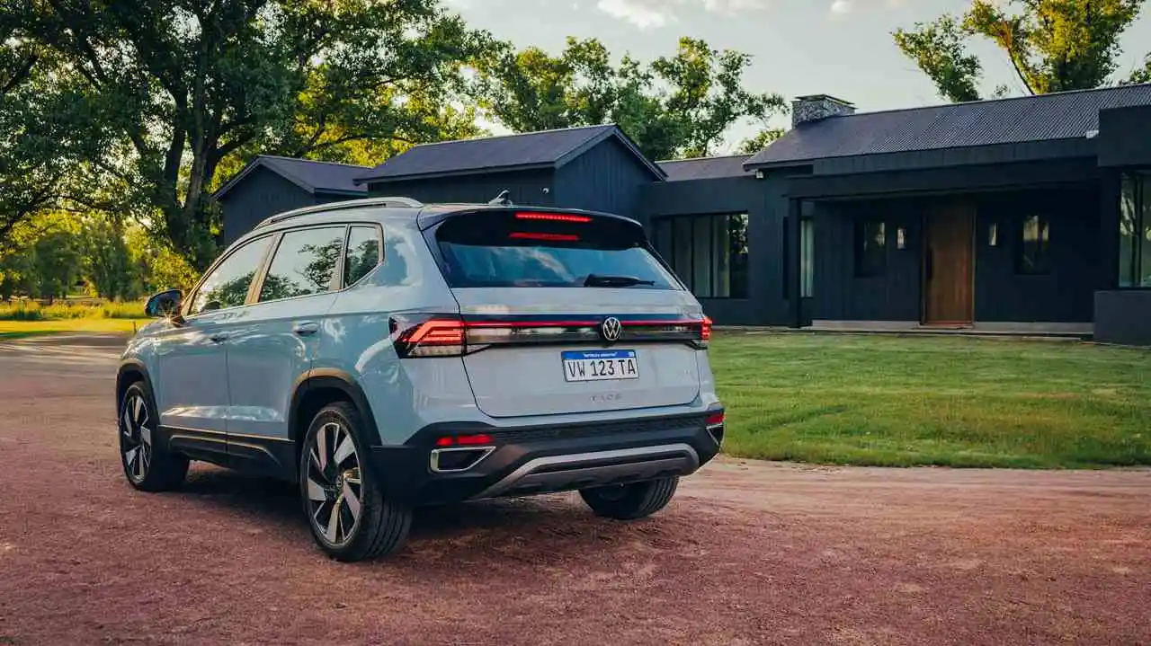 La firma lumínica trasera es un sello propio de los nuevos Volkswagen.