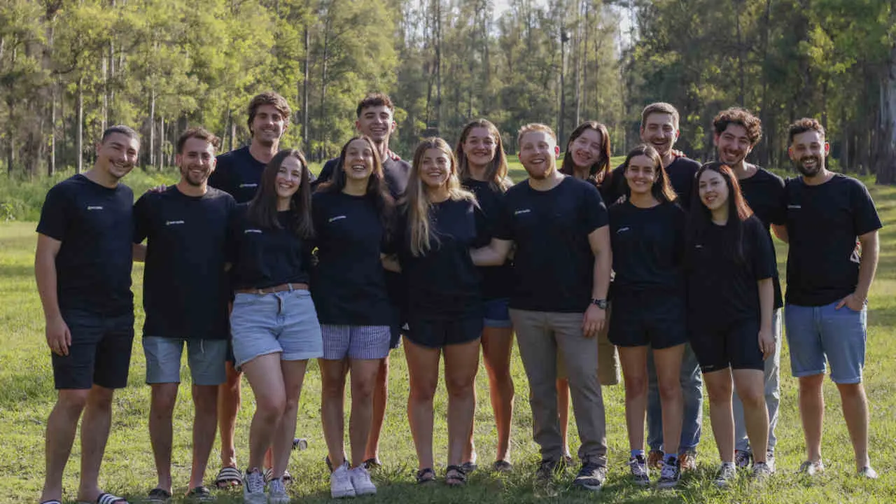 El equipo combina biólogos, ingenieros y diseñadores para traducir ciencia en negocio