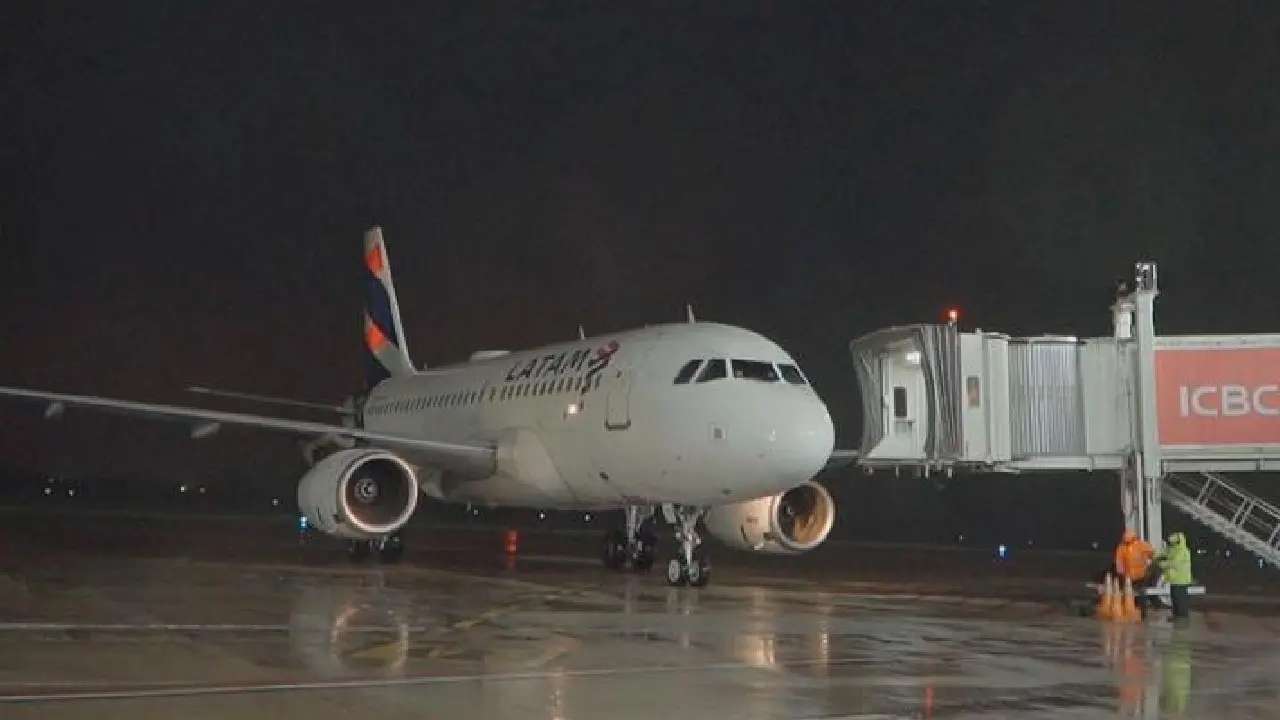 El primer avión de LATAM que llegó a Tucumán proveniente de Lima inaugurando la nueva ruta