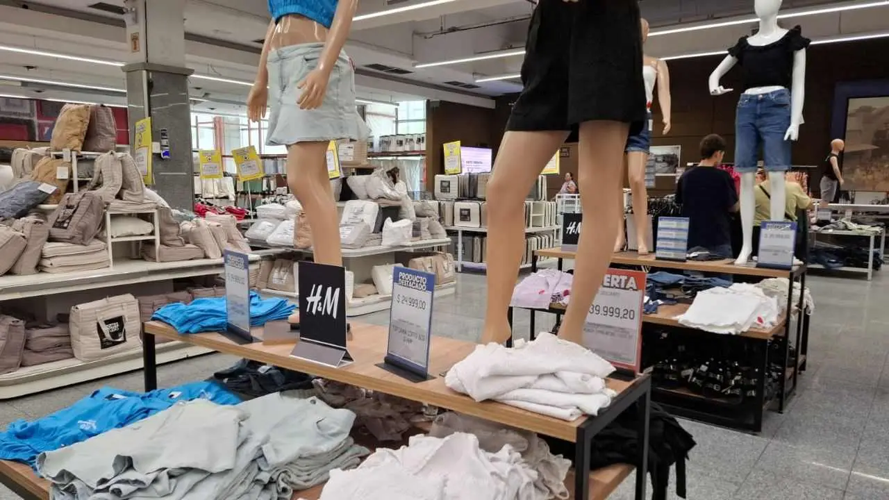 De los shoppings al súper: H&M empezó a vender ropa en Coto y otras cadenas