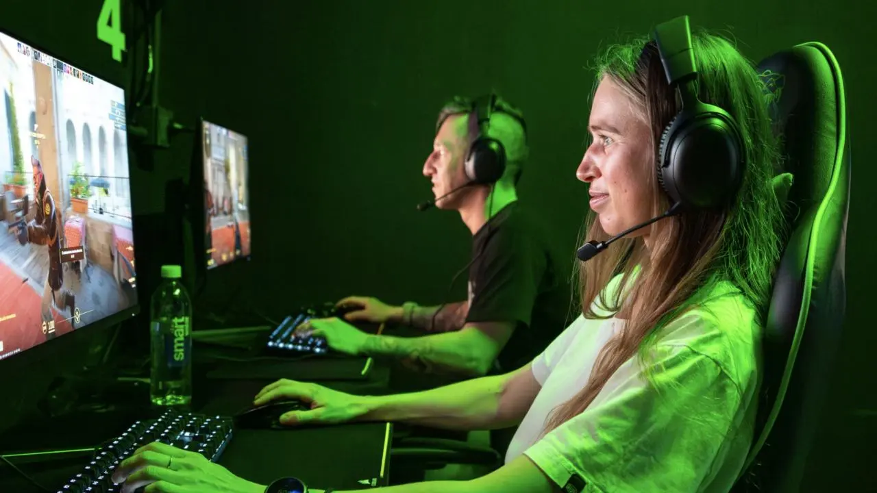 El club recibe gamers competitivos, grupos de amigos y familias, y organiza torneos y cumpleaños