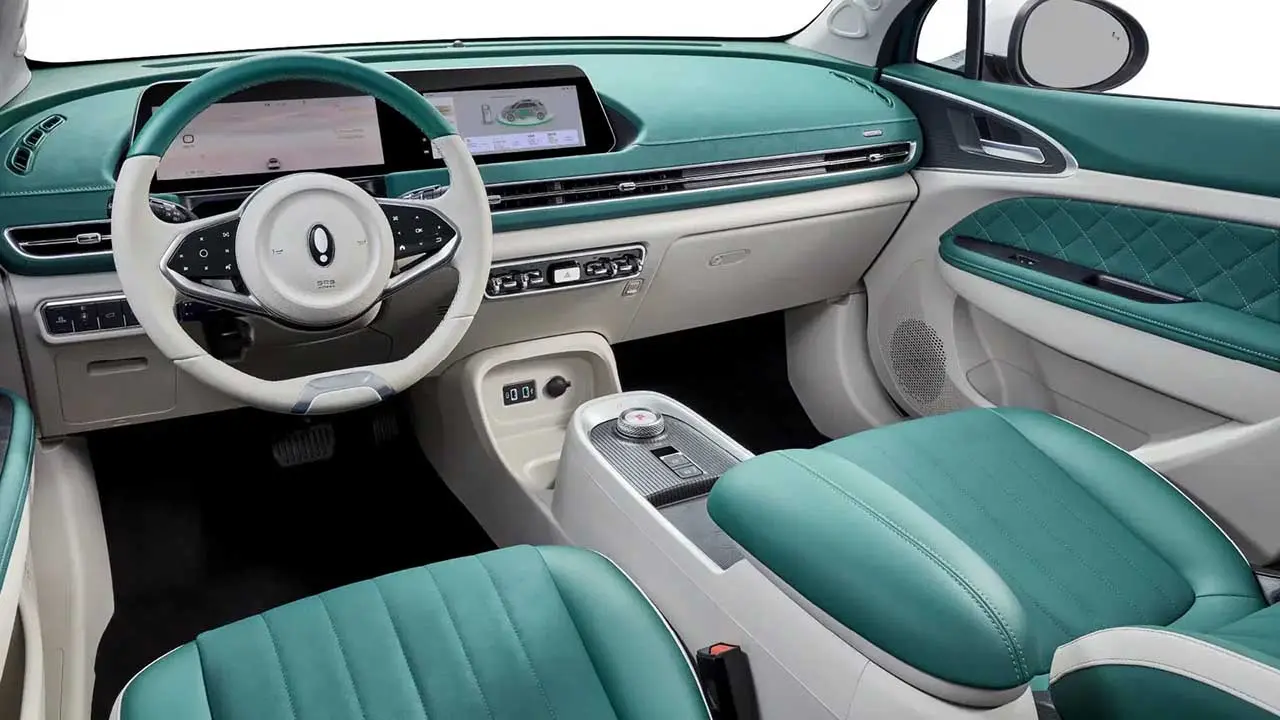 El interior del Ora 03 tiene un estilo vintage