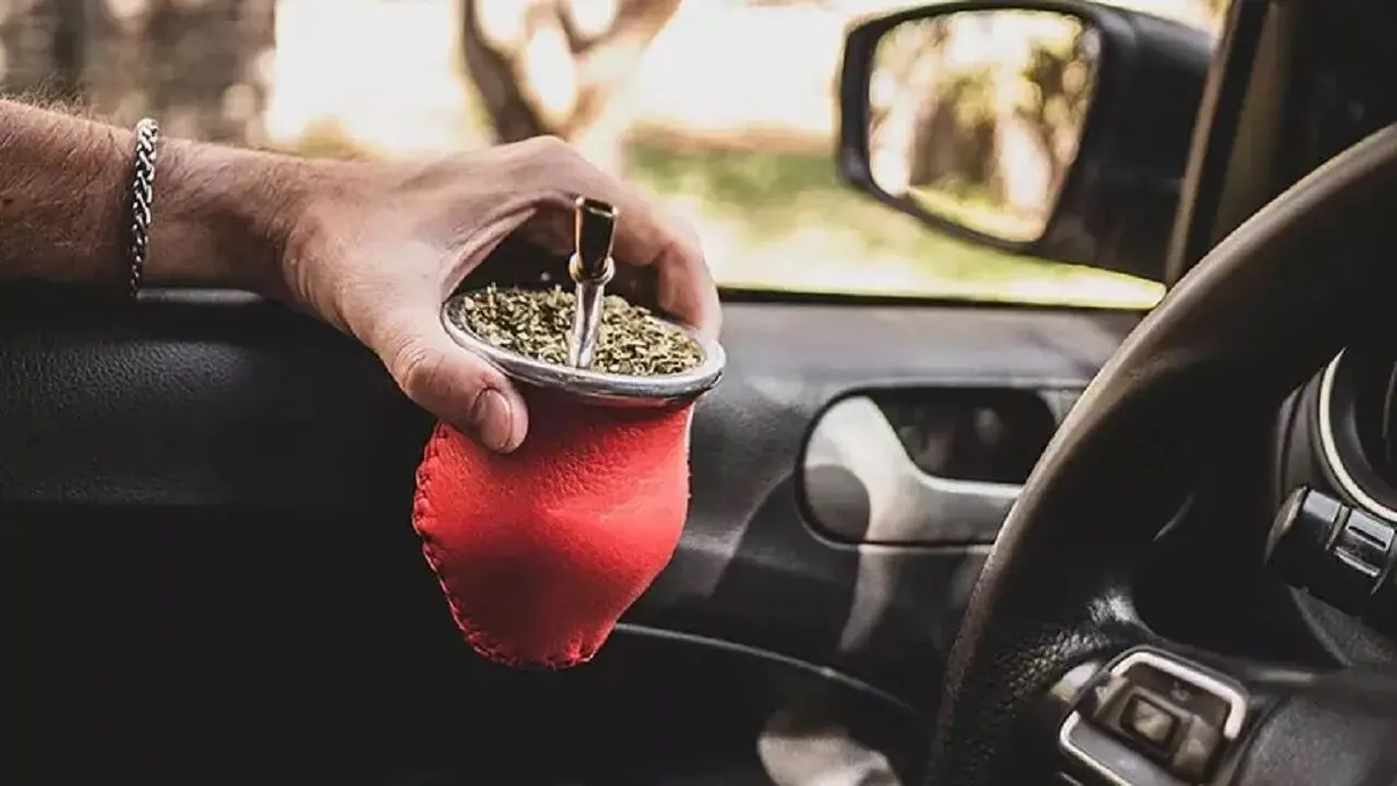 Multa por tomar mate mientras se maneja el auto