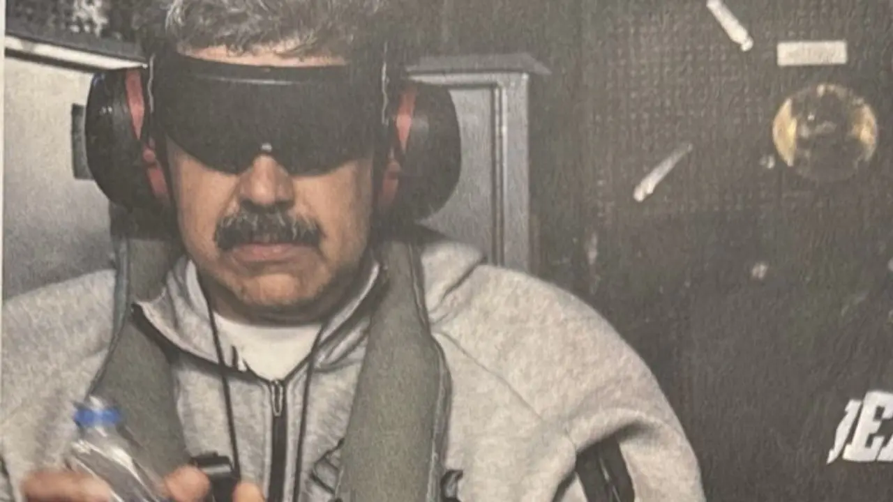 En la imagen se ve a Maduro con los ojos tapados, ropa deportiva y con una botella de agua.