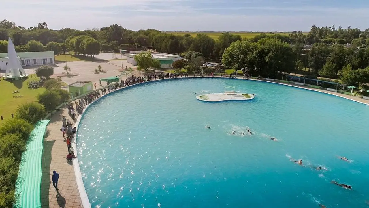 El parque alberga la pileta más grande de la provincia