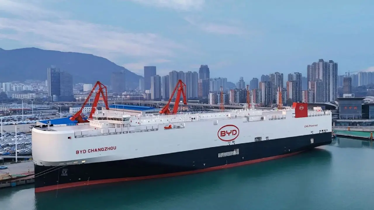 El barco tiene capacidad para transportar 65.000 vehículos