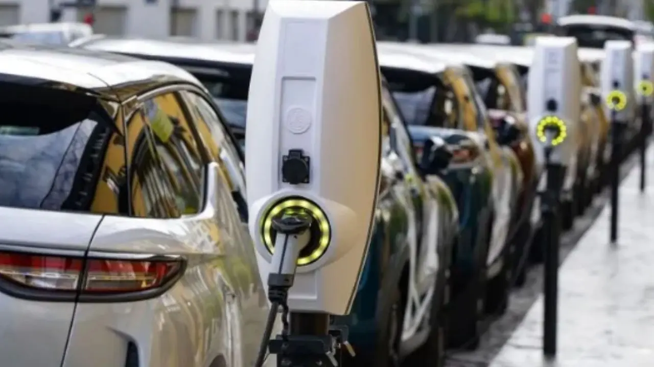 Los autos eléctricos necesitan 40 minutos en cargadores rápidos para completar el 80% de la batería.
