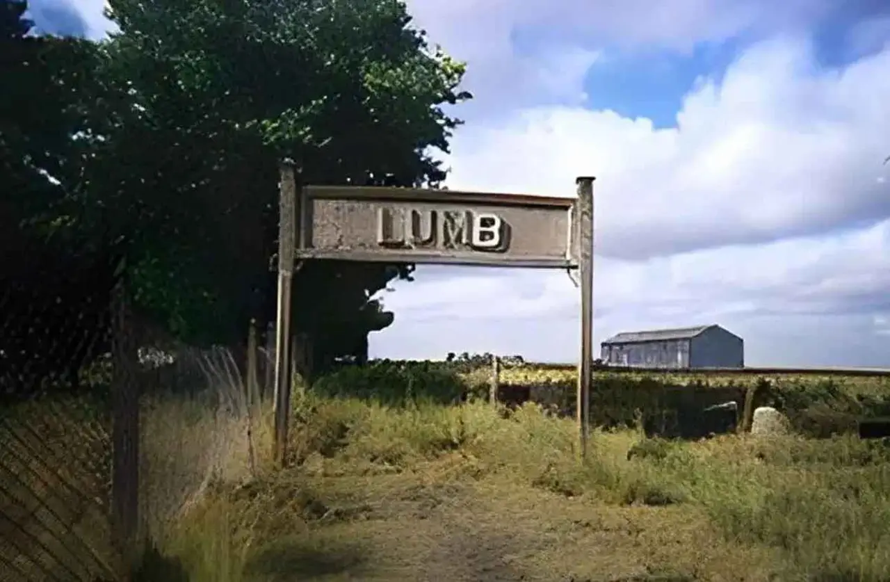 Lumb se encuentra a unos 200 km al sur de Mar del Plata, en el partido de Necochea.