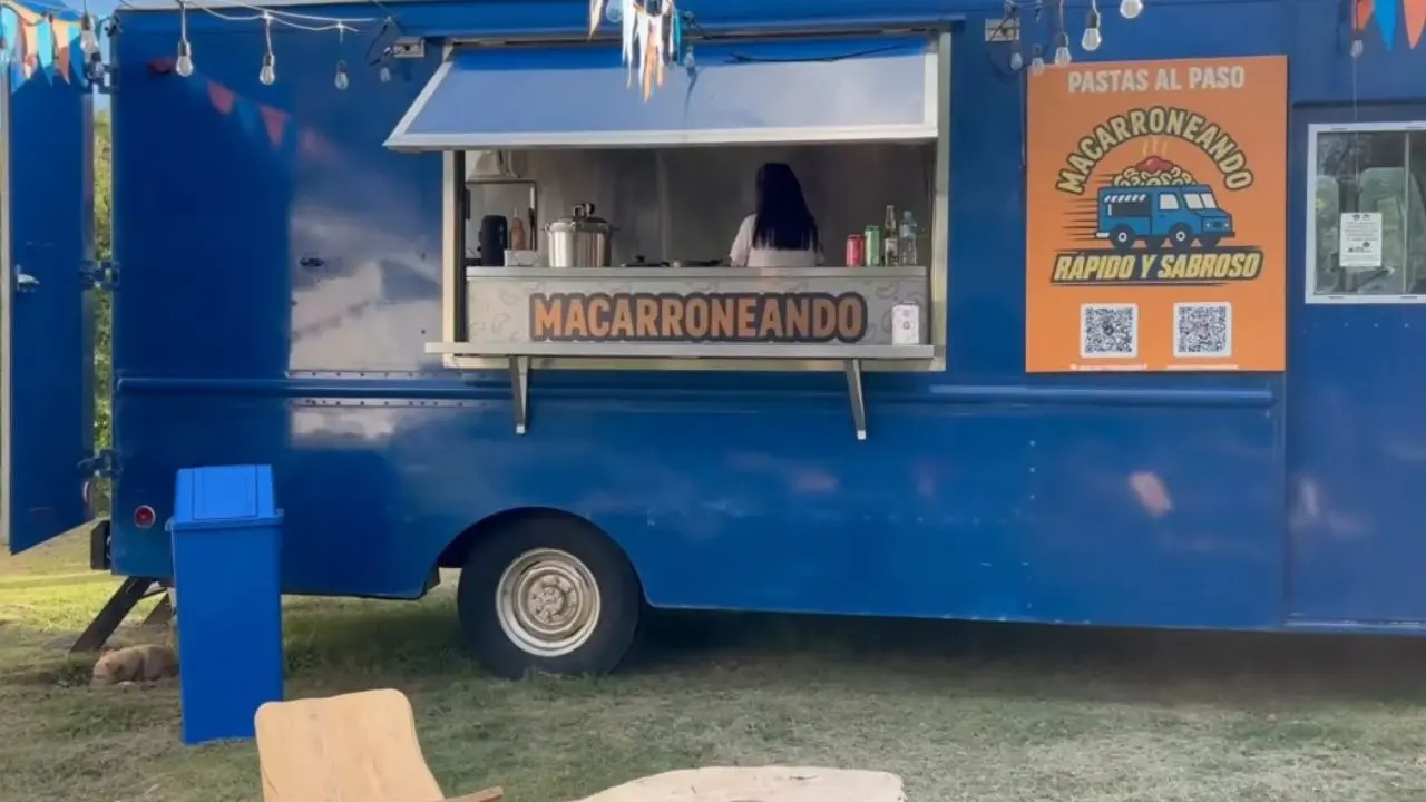 Macarronando, el nombre juega con los macarrones y la idea de andar propia del food truck