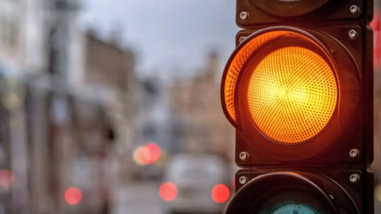 ¿Tiene multa cruzar el semáforo en amarillo con el auto ?: la respuesta de los expertos