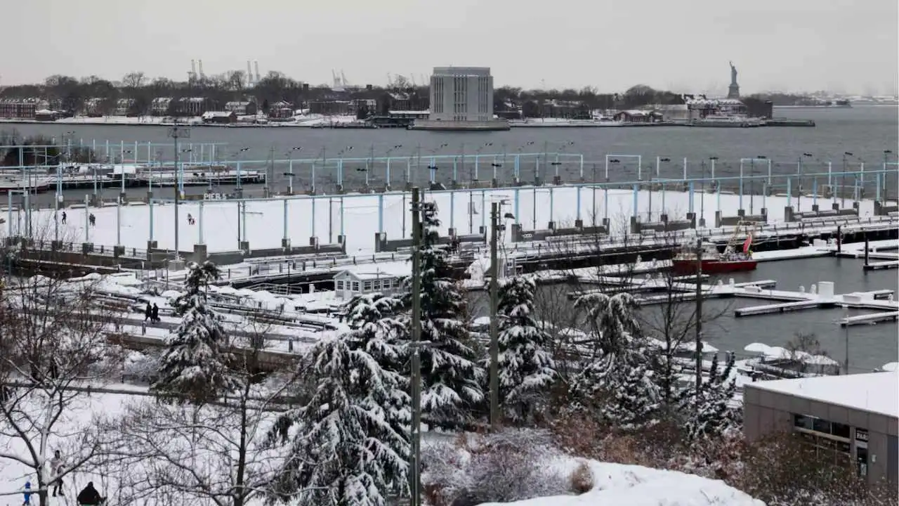 Una capa de nieve cubre muchas partes de la ciudad de Nueva York
