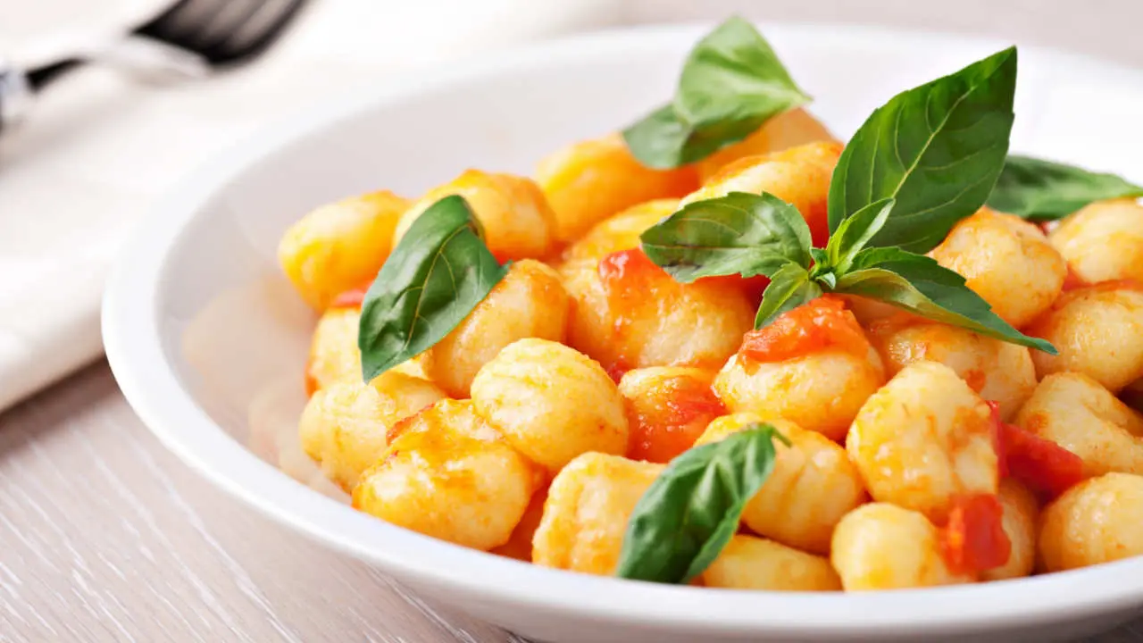 En Enero, frente al río, sirven gnocchi de provoleta con pomodoro y chips de ajo a $25.000