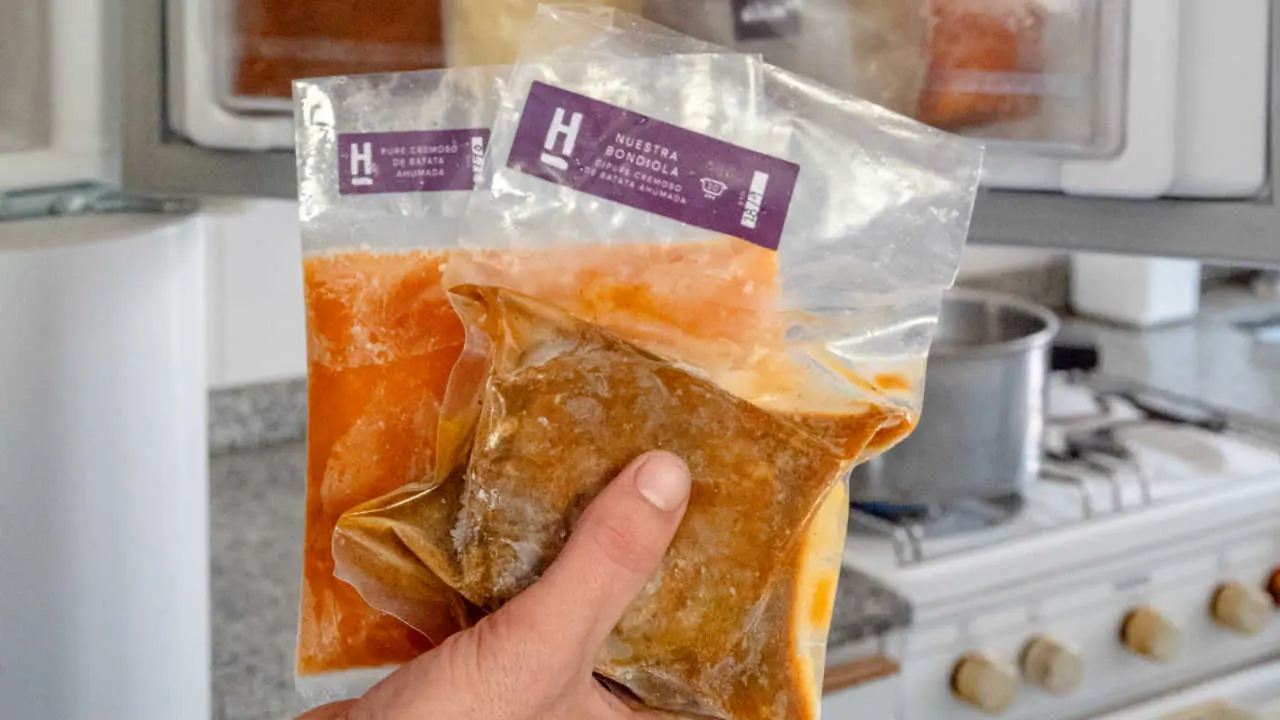 La carta base tiene 15 platos: carnes, pescados, mariscos, pastas, opciones vegetarianas y sin TACC