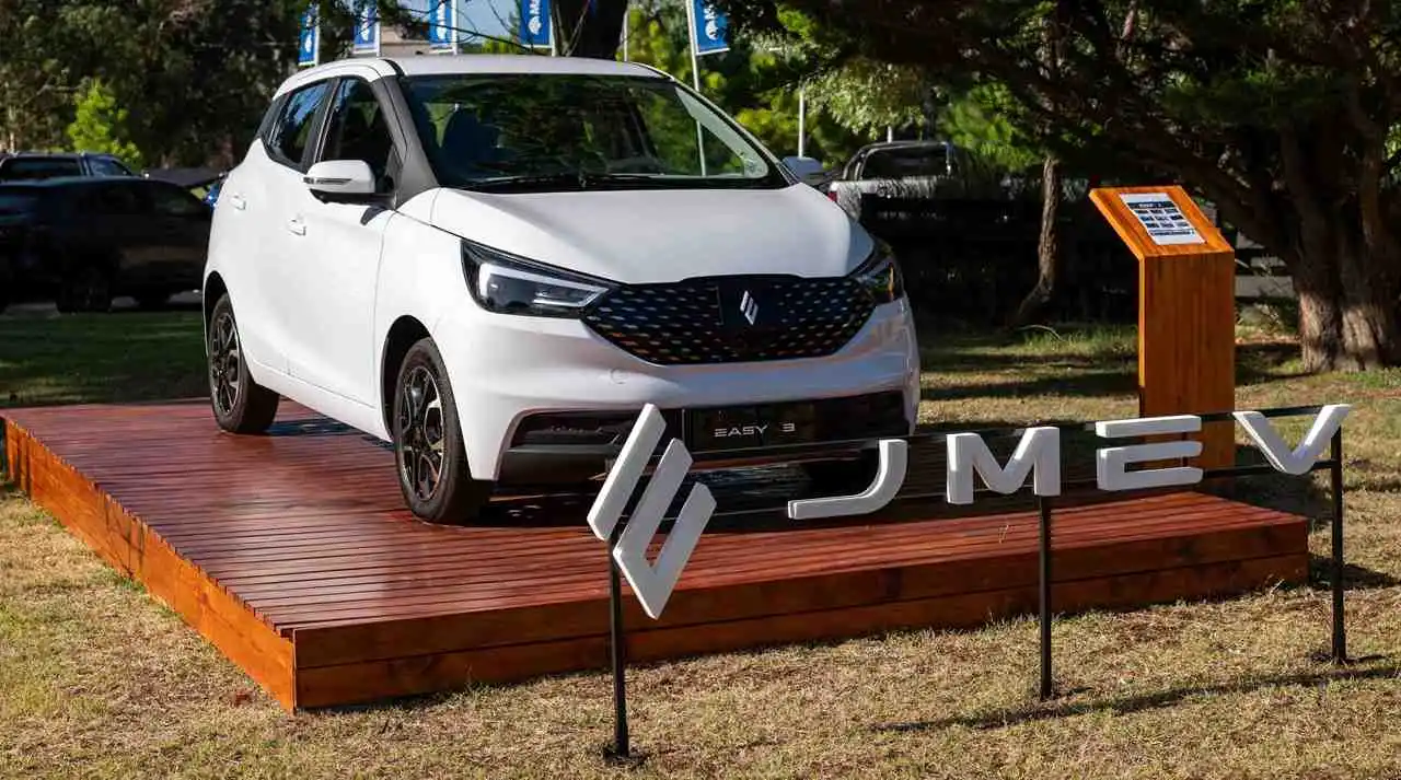 El Easy 8 es un auto eléctrico, chico, barato y confortable, de la marca china JMEV.