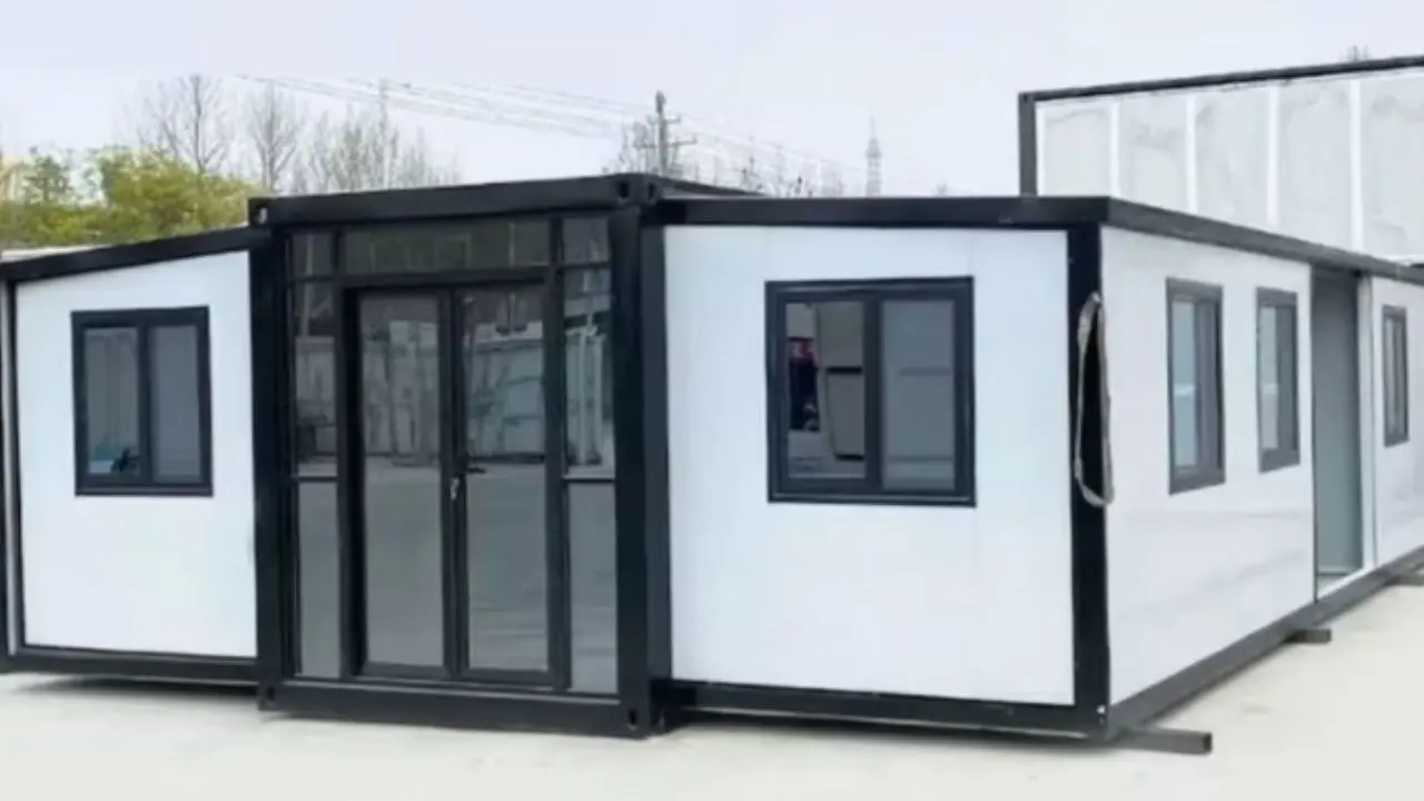 Una casa modular blanca y negra