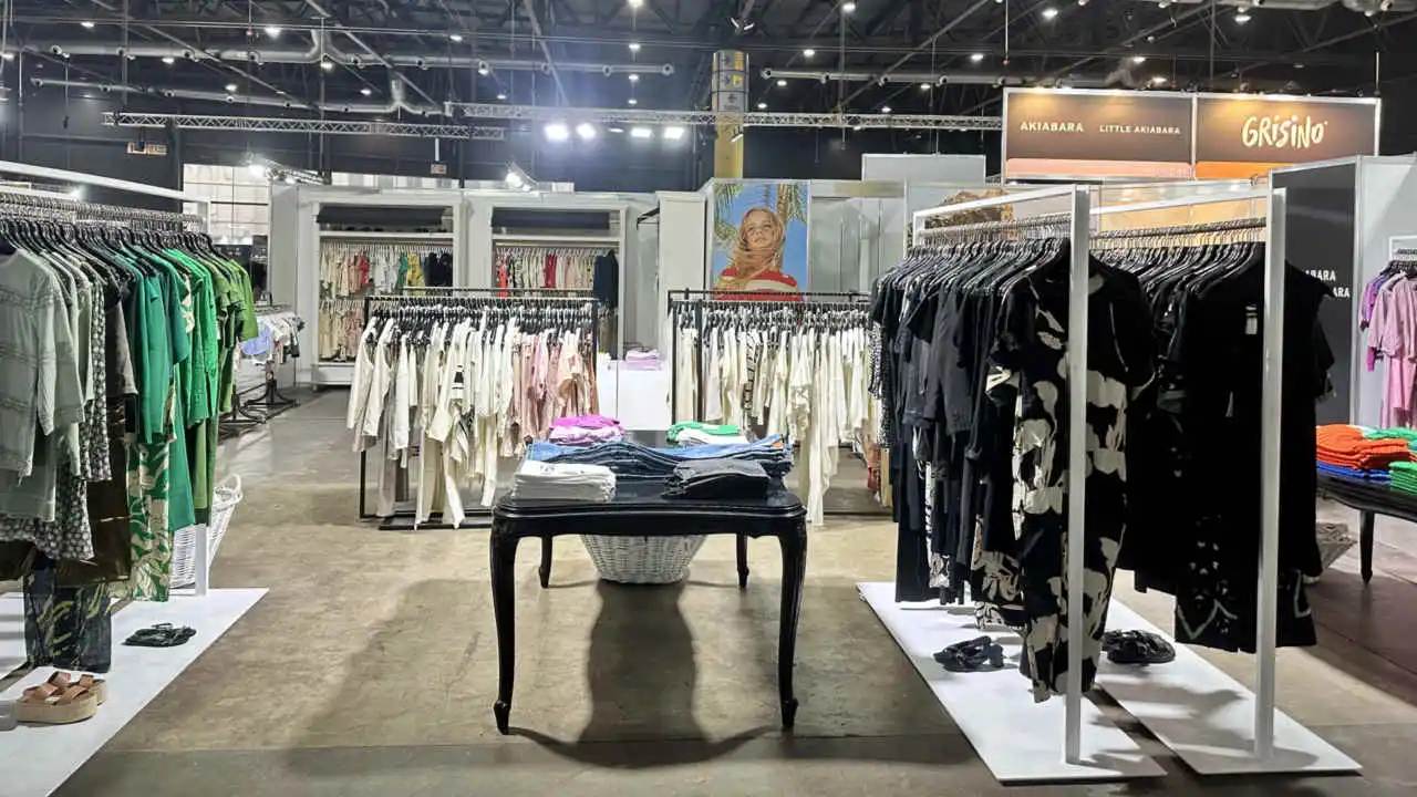 Hay opciones infantiles de marcas como Carter's, Little Akiabara, Grisino y Wanama Kids en la feria