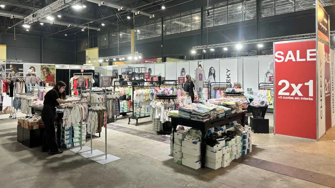 Participan marcas como Adidas, Nike, Puma, Levi's, 47 Street, La Martina, Bershka y Massimo Dutti