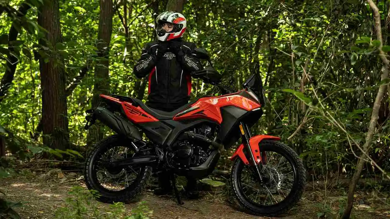 La moto de 250 cc tiene pantalla