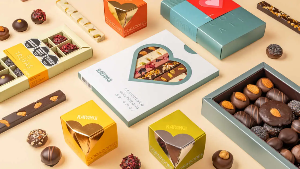 La Caja Mosaico incluye seis barras con combinaciones distintas de chocolates frutos secos