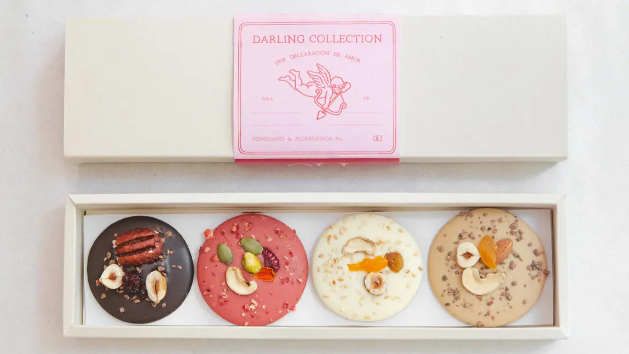 La caja incluye mendiants con cuatro variedades de chocolate combinados con frutos secos y frutas