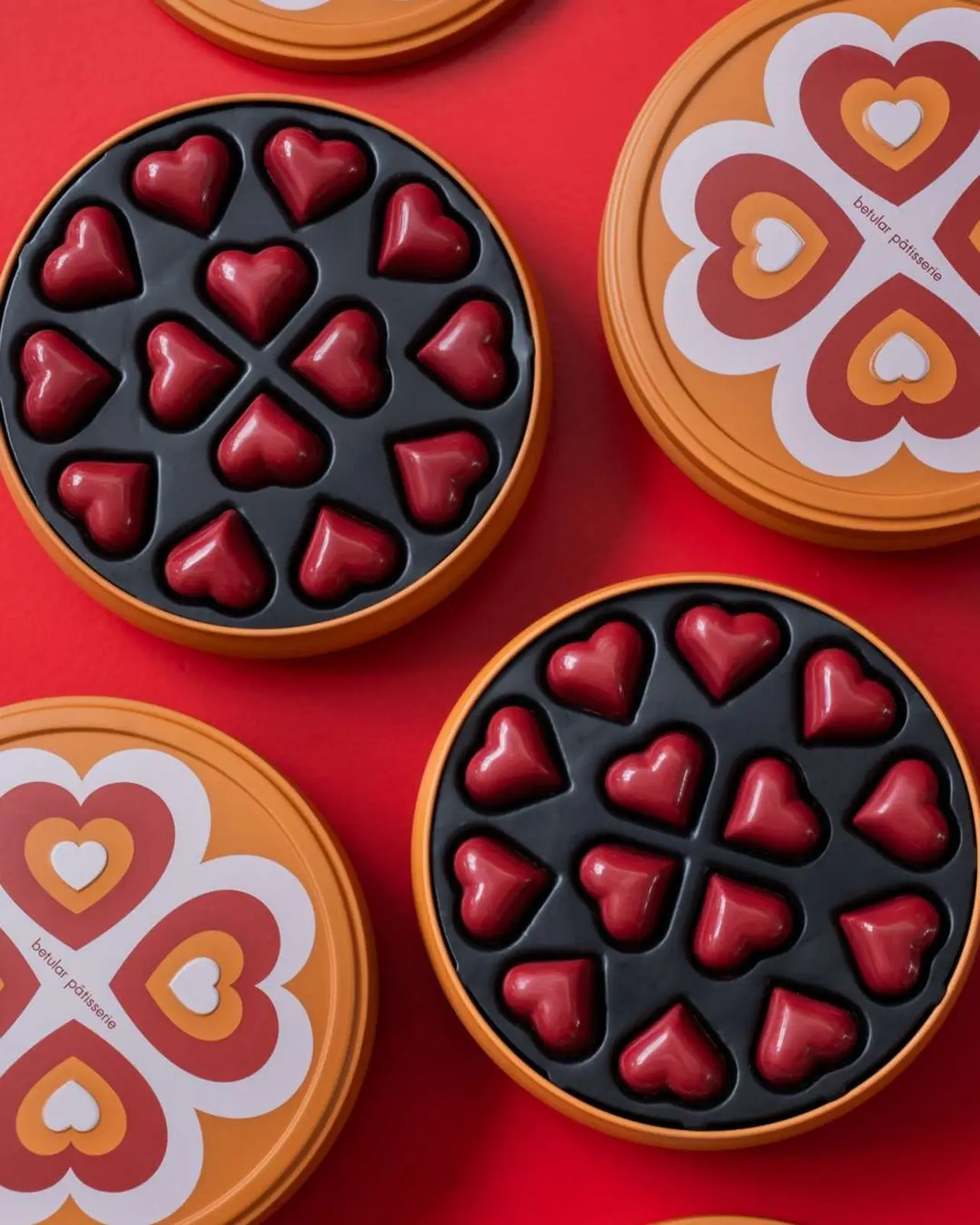La colección incluye latas de bombones con forma de corazón y cajas con sabores fraisier y Dubai