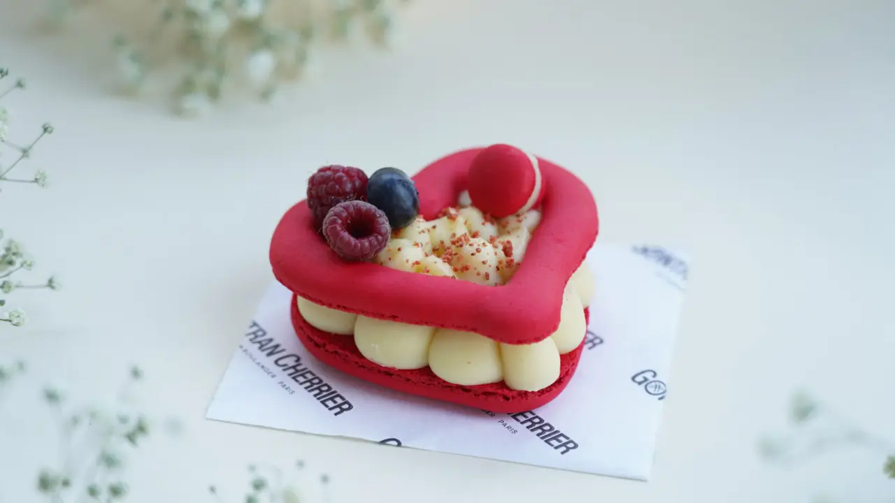 El macaron viene relleno con ganache de chocolate blanco con notas acarameladas y frutas frescas