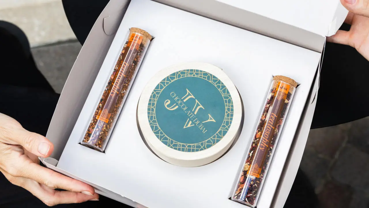 La caja se ofrece en tres versiones: con té de Tealosophy, café Juan Valdez o vino para brindar