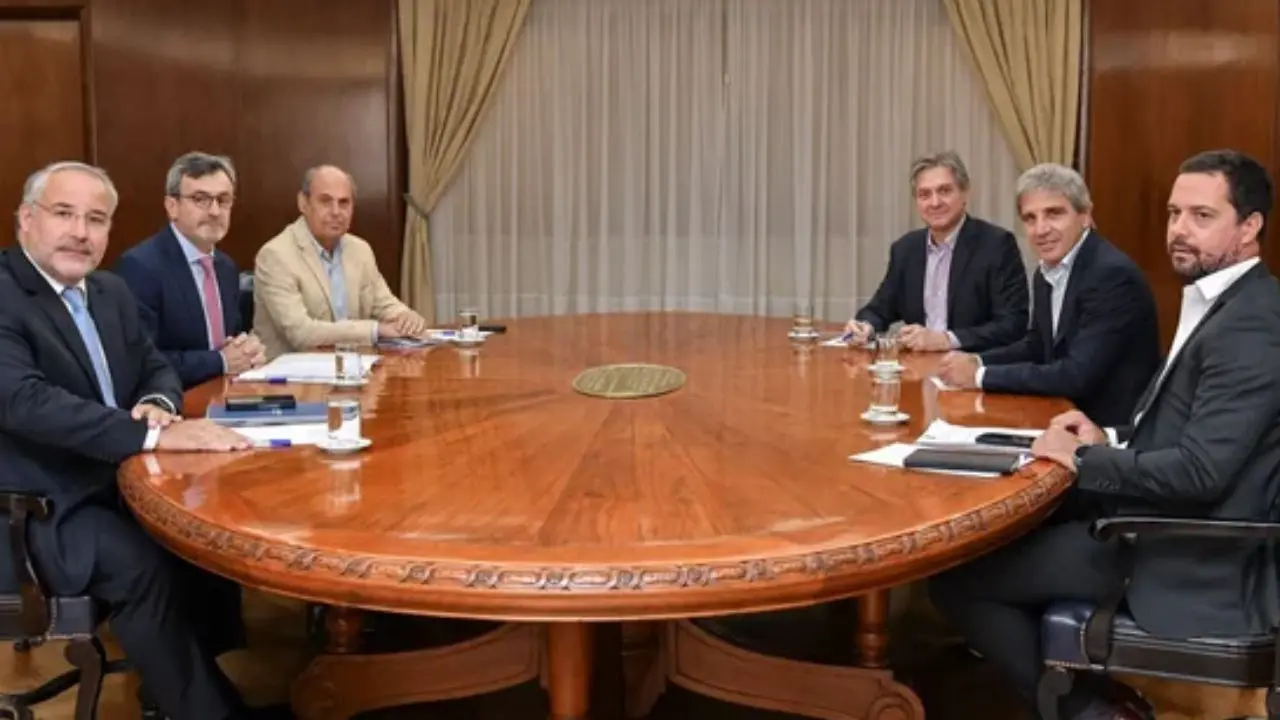 Luis Caputo se reunió con la UIA, tras la media sanción a la reforma laboral