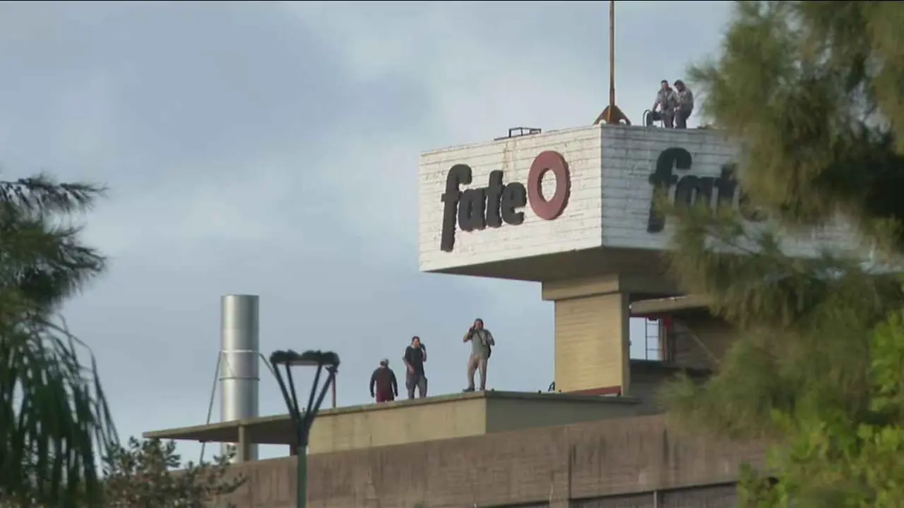 Crisis en Fate: gremialistas se movilizan dentro del predio industrial tras la confirmación del cierre