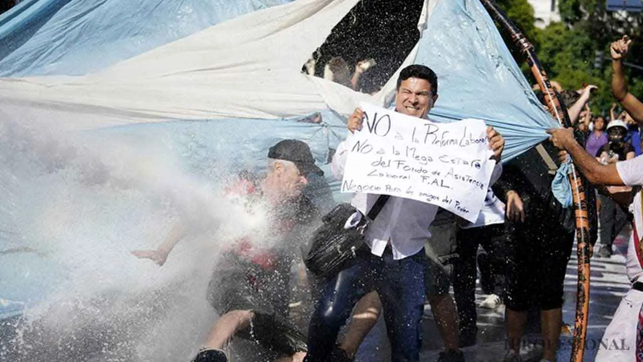 Incidentes entre los manifestantes y la policía frente al Congreso