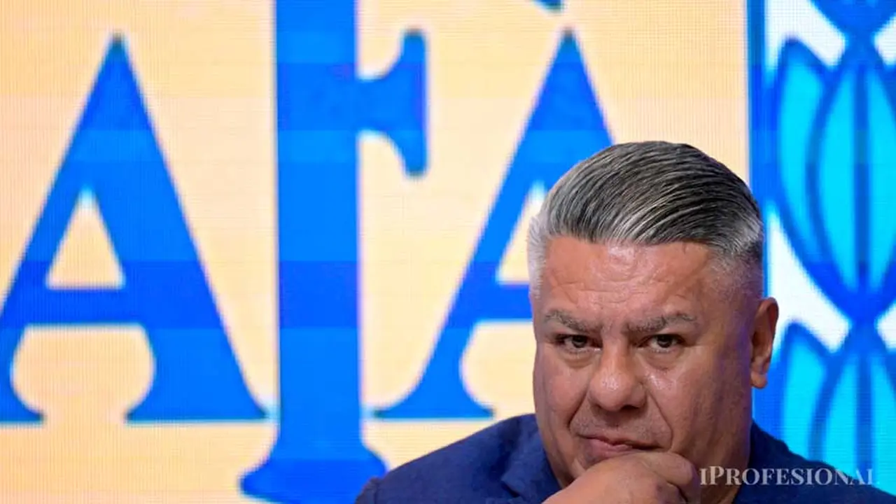 Claudio Tapa con el escudo de la AFA de fondo