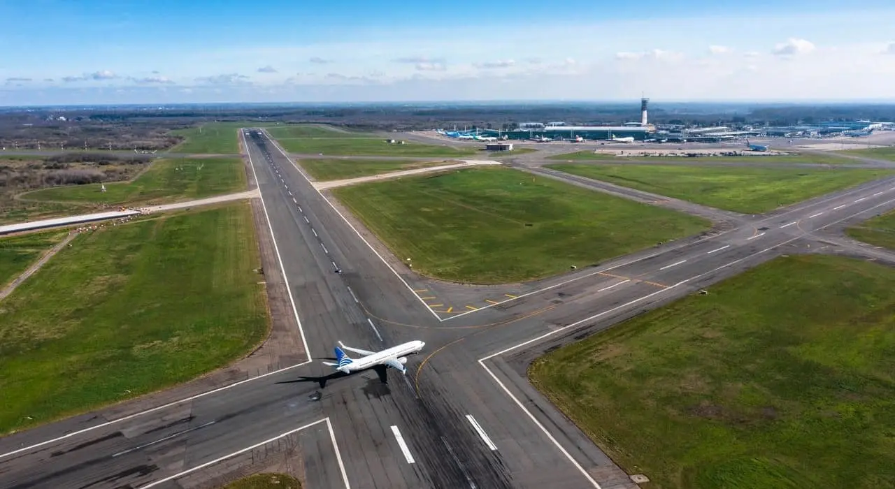 vista aérea de las pistas del aeropuerto internacional de ezeiza con un avión en el centro