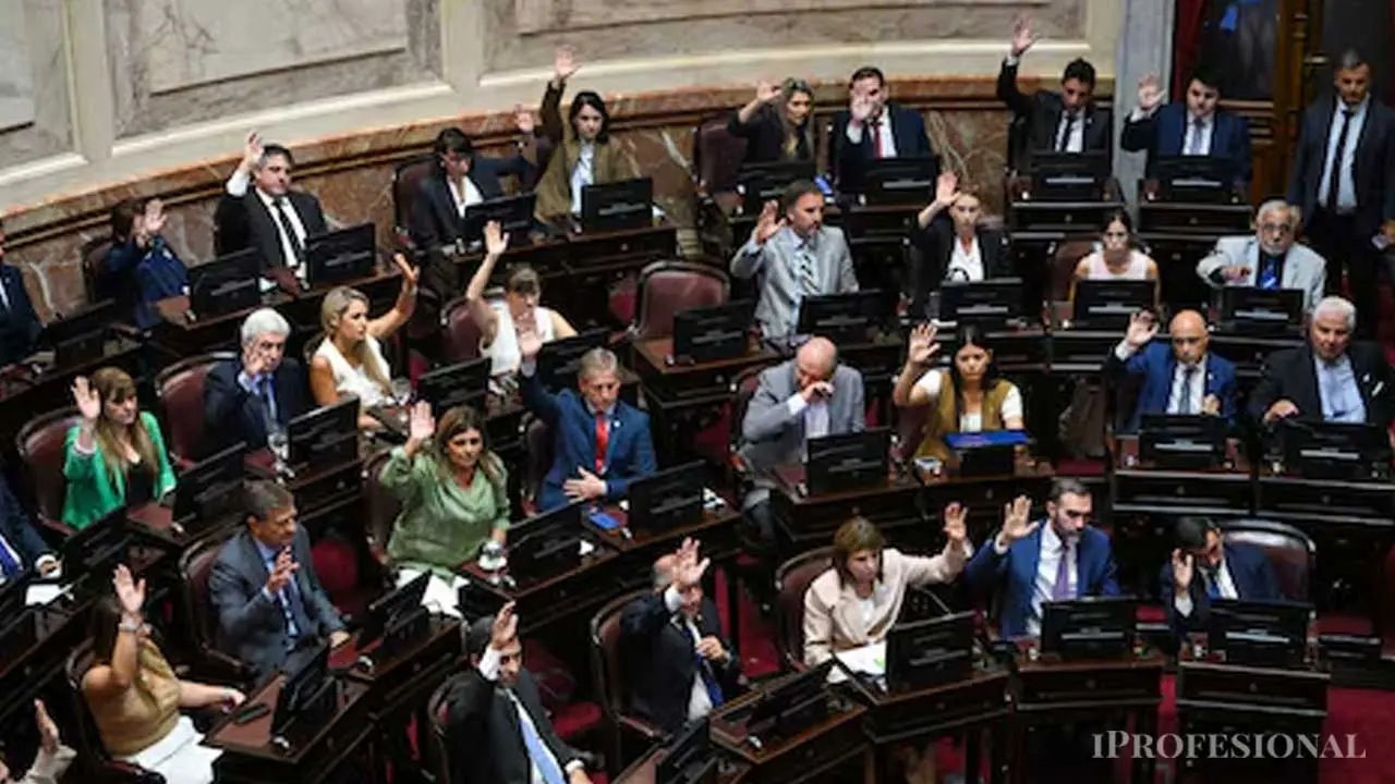 Miembros del senado nacional en votación a mano alzada