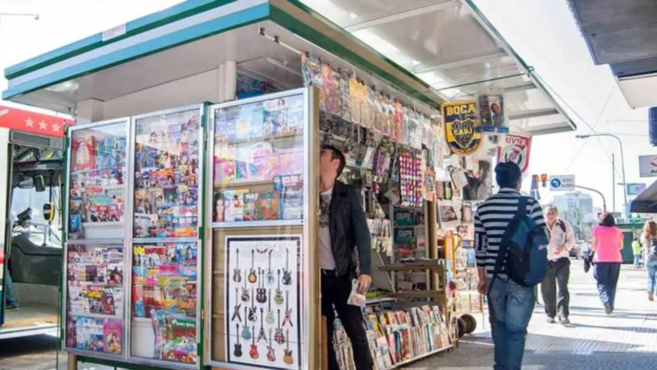 El drama de los kioscos de diarios y revistas: polirubro o cierre