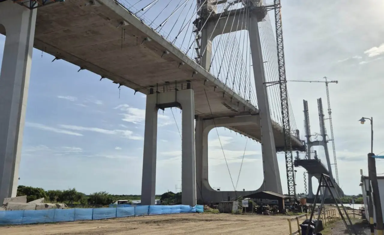 Restan menos de 100 metros para que el nuevo puente una Paraguay y Brasil sobre el río Paraguay