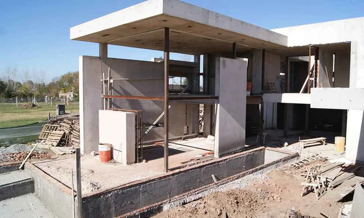 Casa prefabricada en construcción con estructura modular y techo de hormigón