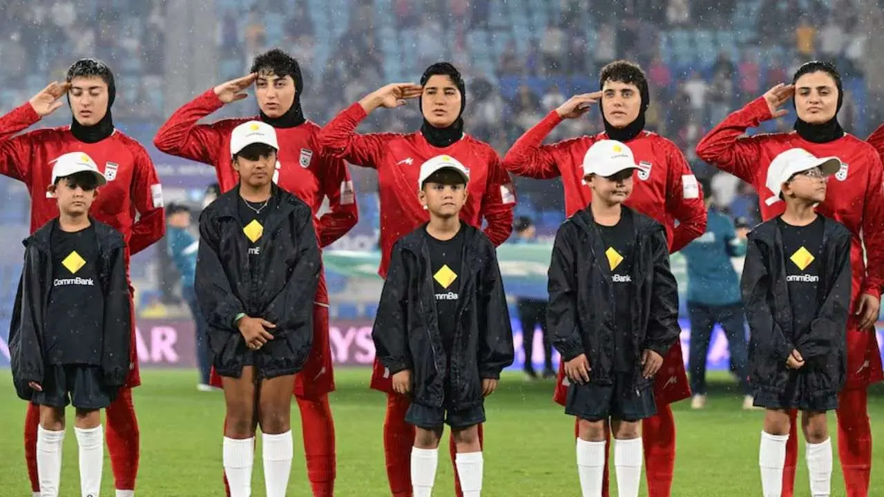 Acusan de "traición" a jugadoras iraníes que no cantaron el himno y Trump se ofreció a darles asilo