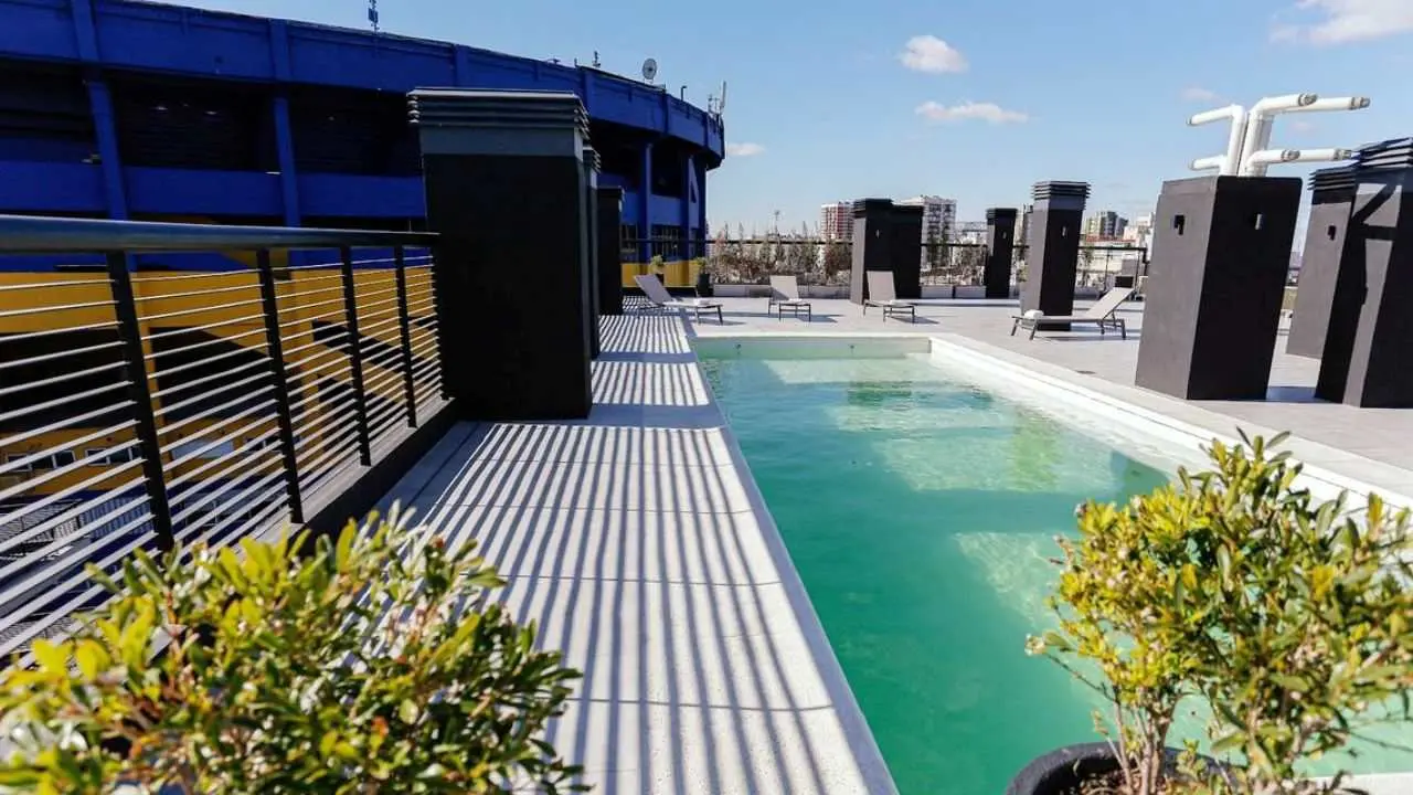 El hotel tiene pileta en la terraza: lógicamente, con vistas al estadio de Boca