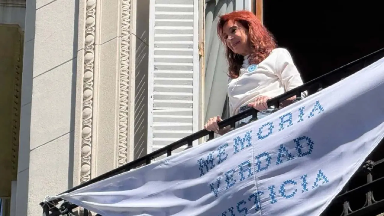 La exPresidenta Cristina Kirchner en el balcón para saludar a La Cámpora