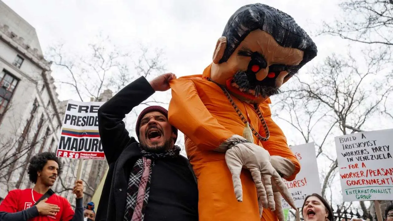 Hubo manifestaciones a favor y en contra de Nicolás Maduro fuera de los tribunales