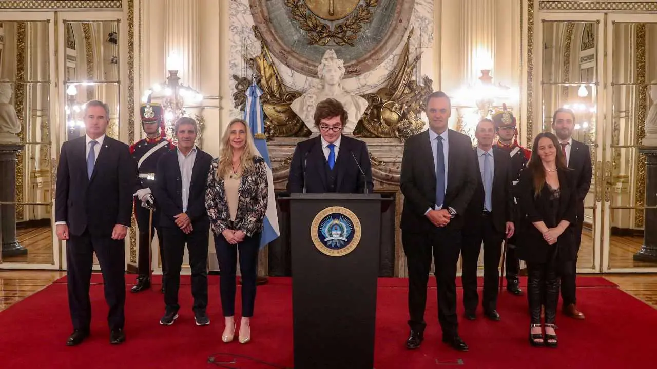 Milei convoca una reunión de gabinete urgente para blindar a Adorni en medio de escándalo judicial