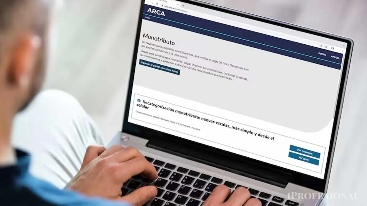 Una persona ante una notebook abierta en la página web de ARCA