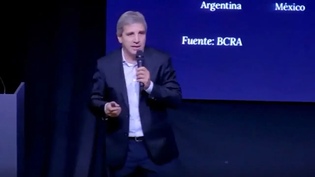 VIDEO | El exabrupto de Caputo: "A los que piden devaluar me dan ganas de cagarlos a patadas en el culo"