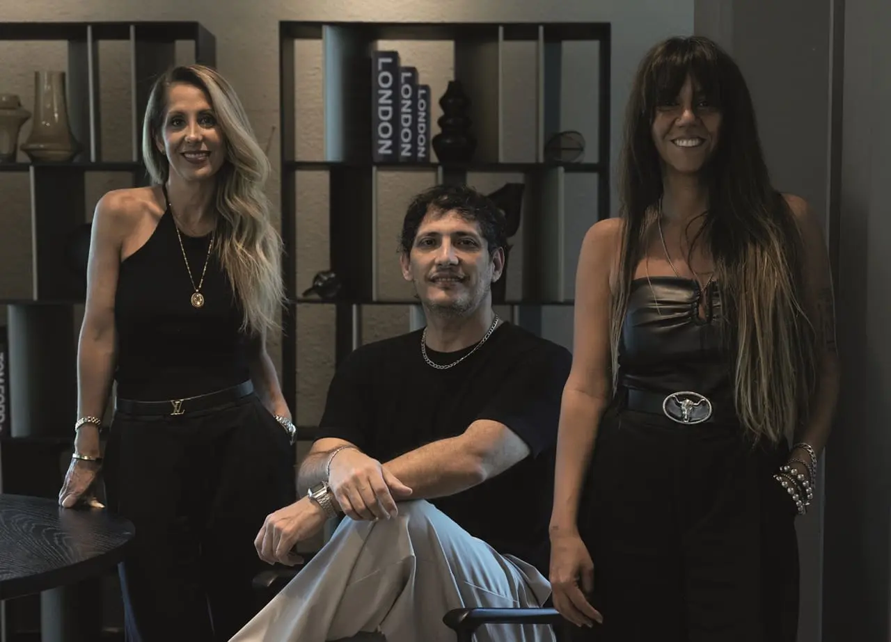 La arquitecta Florencia Basile, el interiorista Oscar Gil y la diseñadora Gisela Bezek.