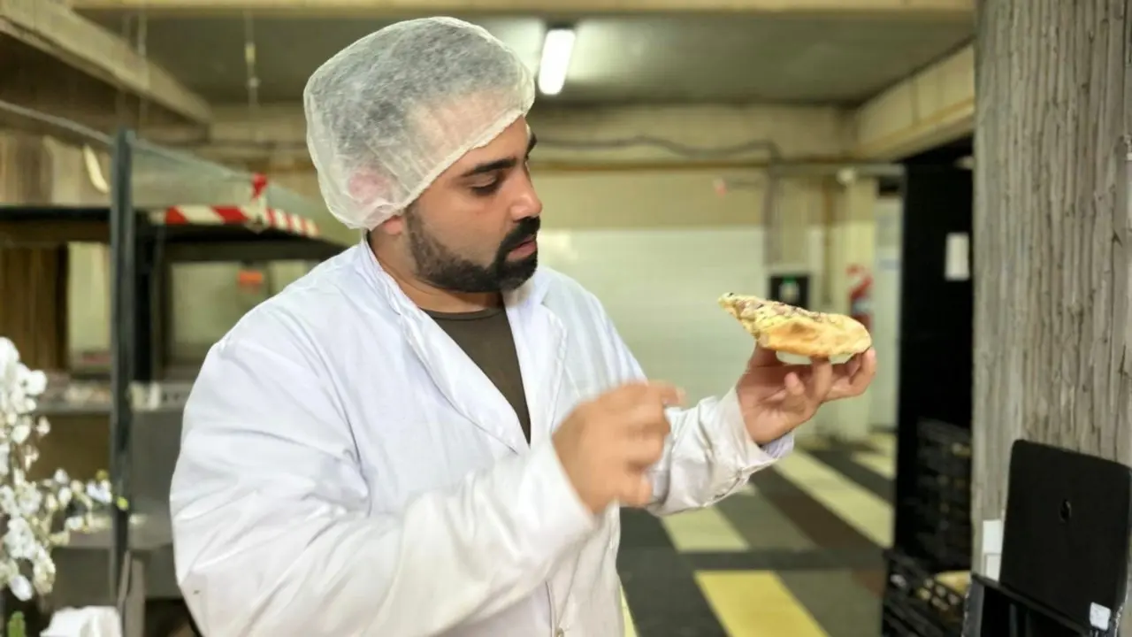 El emprendimiento opera bajo dos modelos: marca propia en góndola y bajo marca blanca para Horeca