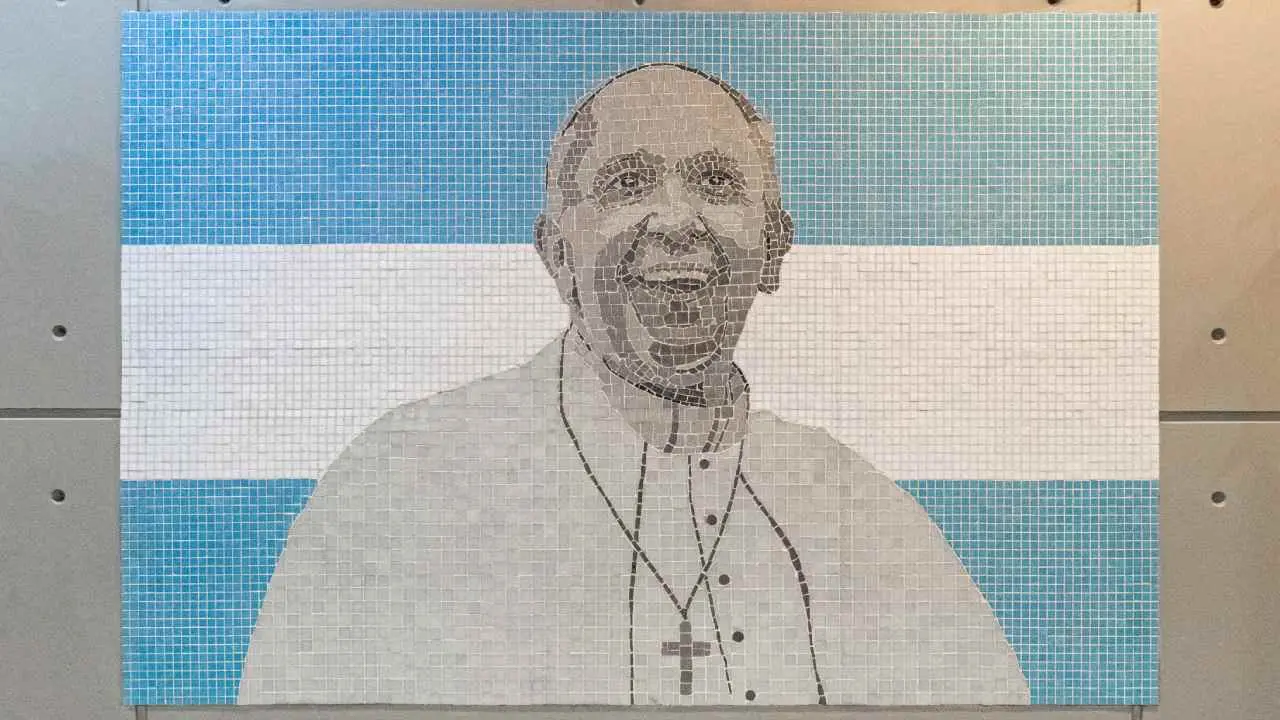 El mural en homenaje al Papa Francisco en la estación Flores del Subte A, a un año de su muerte