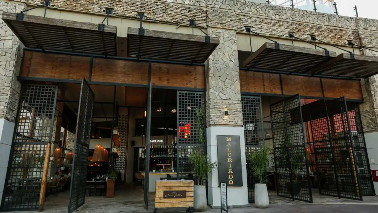 La terraza de TOM le da a Malcriado lo mejor de dos mundos: flujo de shopping y alma de restaurante