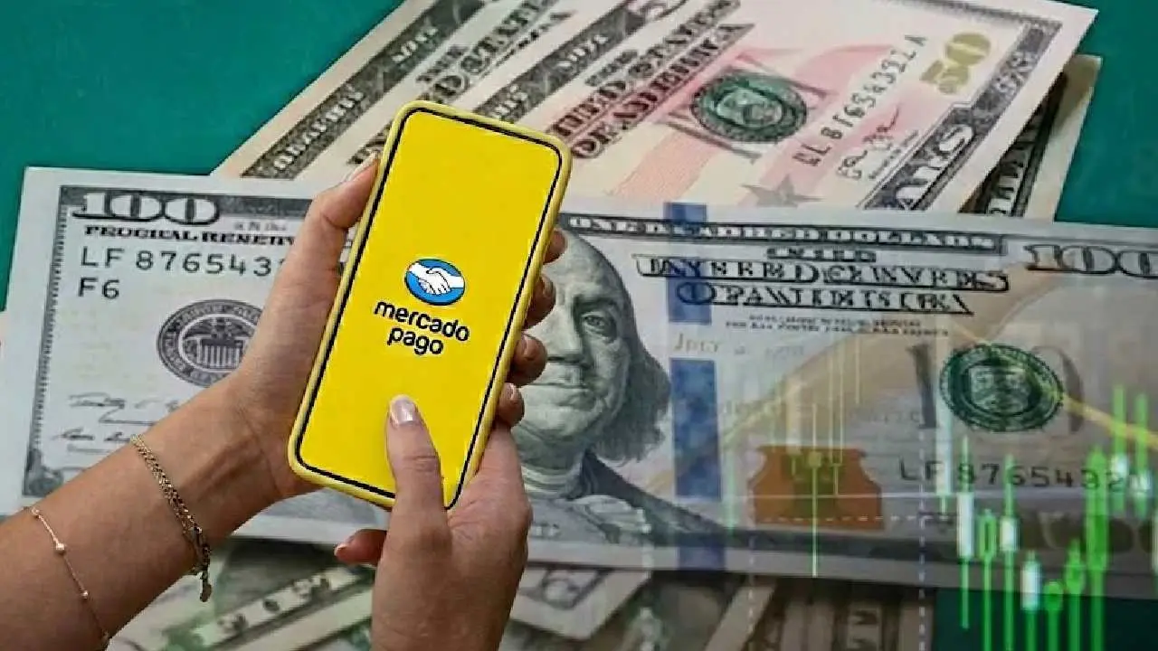Celular con el logo de MErcado PAgo y billetes de 100 y 50 dólares de fondo junto a gráfico alcista